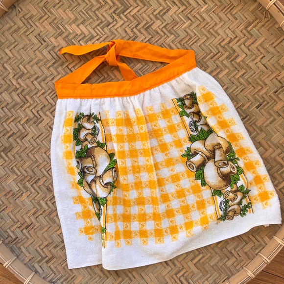 VINTAGE COTTAGE-CORE ORANGE CHECKERED MUSHROOM HALF APRON - Picture 9 of 11